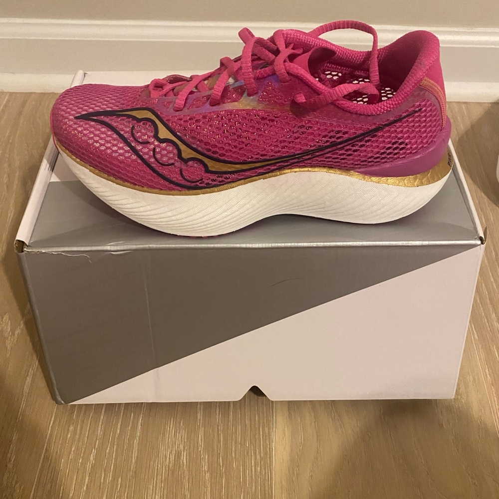 Women’s size 9 Saucony endorphin pro 3s